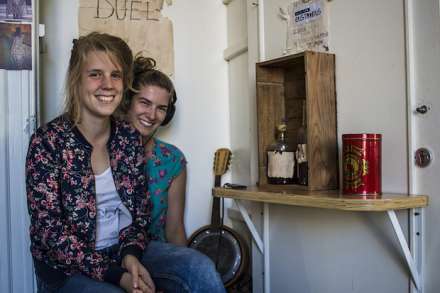 Ilse en Evelien hopen ooit als zelfstandige te kunnen leven van hun audioproductiehuis. (Foto © Stefan Lambrechts)